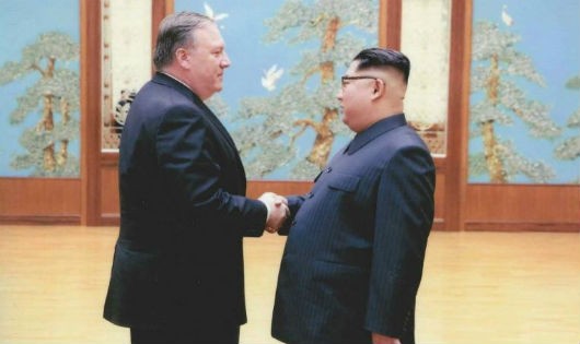 Bức ảnh ông Pompeo gặp ông Kim Jong Un do Mỹ công bố.