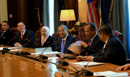 Thủ tướng Malaysia (ở giữa) tại một cuộc họp nội các.