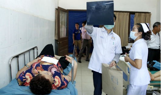 Các bác sĩ Lào đang chăm sóc cho các nạn nhân trong vụ tai nạn. Ảnh: TTXVN