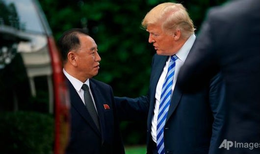 Phái viên Triều Tiên Kim Yong Chol chào Tổng thống Mỹ Trump.