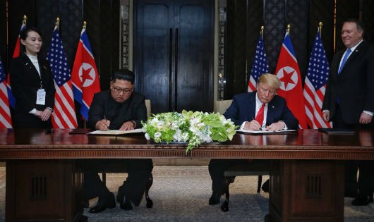 Ông Trump và ông Kim ký văn kiện.