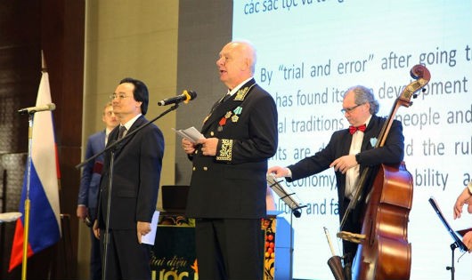 Bộ trưởng Phùng Xuân Nhạ và Đại sứ Nga tại Việt Nam Vnukov tại buổi tiệc.