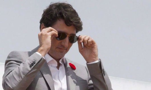 Thủ tướng Canada Trudeau và cặp kính gây rắc rối.