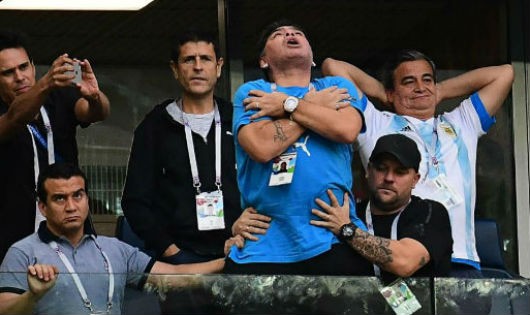 Maradona phấn khích trên khán đài.