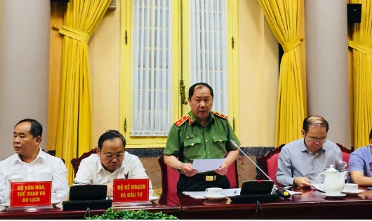 Trung tướng Hoàng Phước Thuận phát biểu tại cuộc họp báo.