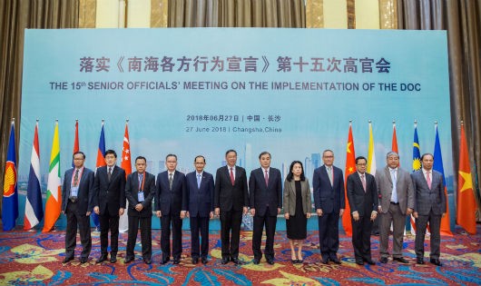 Các quan chức cấp cao ASEAN - Trung Quốc tại cuộc họp.