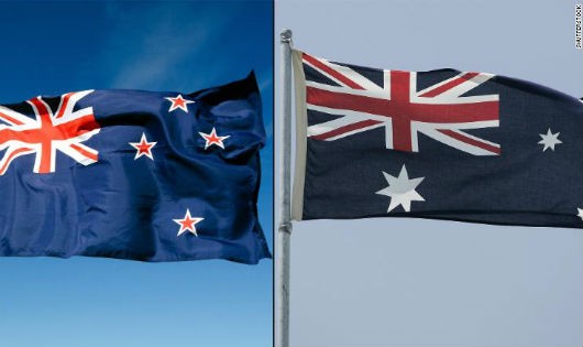 Cờ New Zealand (bên trái) và cờ Australia.