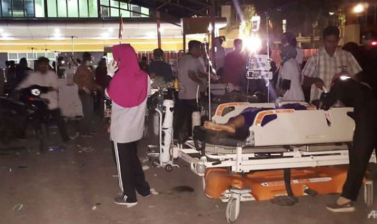 Nạn nhân bị thương do động đất được đưa tới bệnh viện