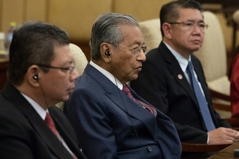 Thủ tướng Malaysia Mahathir (ngồi giữa) đang thăm Trung Quốc.