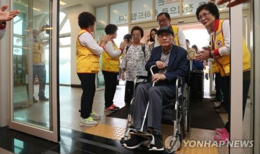 Một cụ ông Hàn Quốc ngày 23/8 đã đến khách sạn tại Sokcho, tỉnh Gangwon để chuẩn bị tới Triều Tiên gặp người thân.