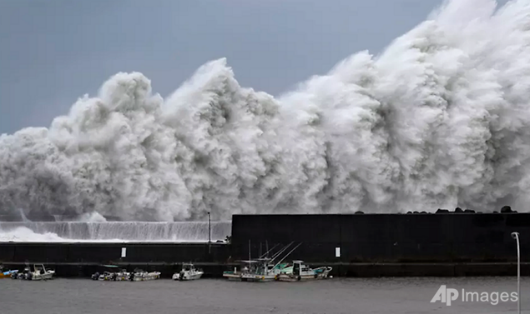 Những con sóng cao ập vào đê chắn sóng tại cảng Aki, tỉnh Kochi, miền tây Nhật Bản ngày 4/9.