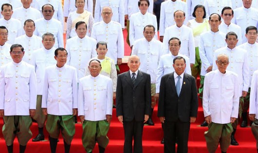 Nhà Vua Campuchia Norodom Sihamoni chụp ảnh cùng các nghị sỹ mới đắc cử. Ảnh: Tân Hoa xã