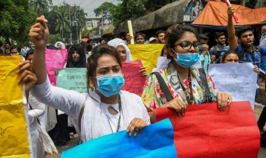 Người Bangladesh biểu tình phản đối tình trạng an toàn giao thông yếu kém.