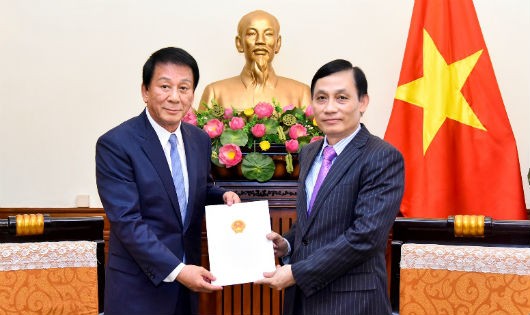 Thứ trưởng Lê Hoài Trung đã trao Quyết định gia hạn nhiệm kỳ Đại sứ đặc biệt Việt Nam – Nhật Bản cho ông Ryotaro Sugi