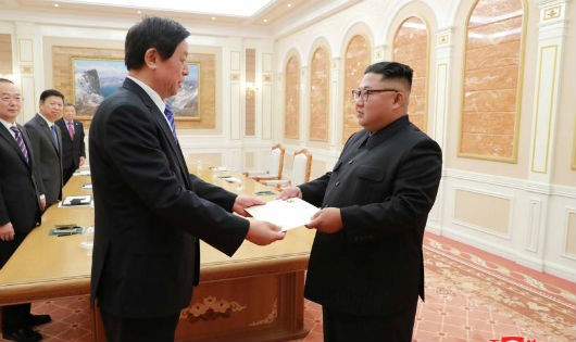 Chủ tịch Quốc hội Trung Quốc Lật Chiến Thư gặp nhà lãnh đạo Triều Tiên Kim Jong-un.