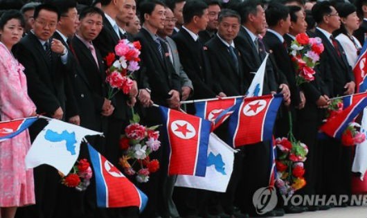 Người dân Triều Tiên chào đón Tổng thống Hàn Quốc.