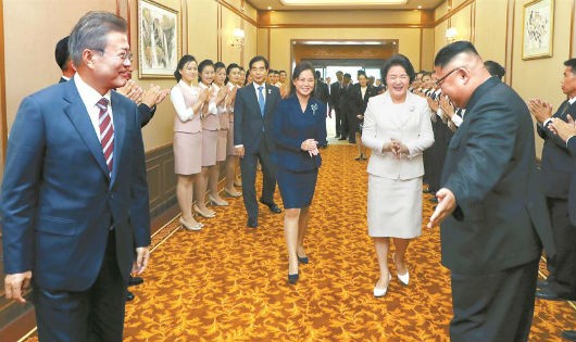 Nhà lãnh đạo Triều Tiên đón Tổng thống Hàn Quốc và Phu nhân tại Nhà khách Paekhwawo.