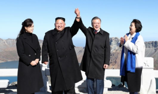 Tổng thống Hàn Quốc, lãnh đạo Triều Tiên và các phu nhân ở núi Paekdu của Triều Tiên sáng nay.