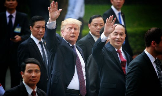 Chủ tịch nước Trần Đại Quang đón Tổng thống  Mỹ Trump năm 2017.