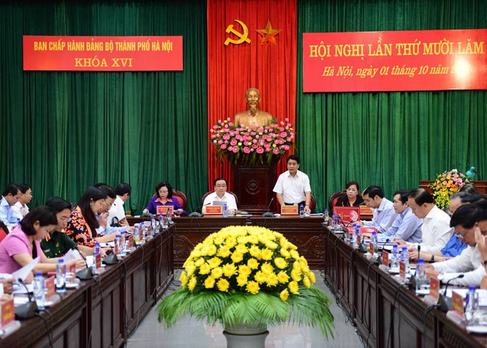 Chủ tịch UBND TP Nguyễn Đức Chung điều hành phiên họp buổi sáng.
