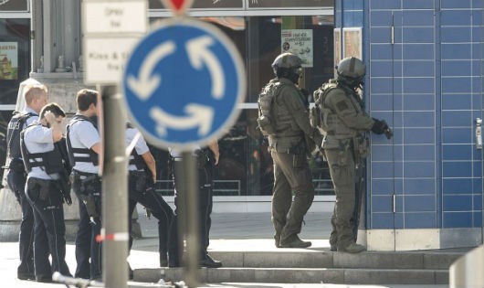 Cảnh sát Đức tại hiện trường vụ việc.