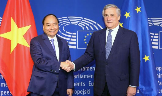 Thủ tướng Nguyễn Xuân Phúc hội kiến với Chủ tịch Nghị viện châu Âu (EP) Antonio Tajani. Ảnh: VGP