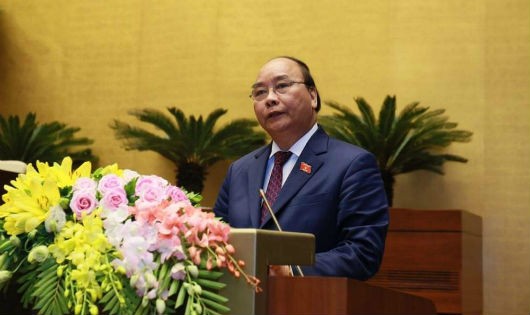 Thủ tướng Chính phủ Nguyễn Xuân Phúc trình bày báo cáo tại phiên họp.