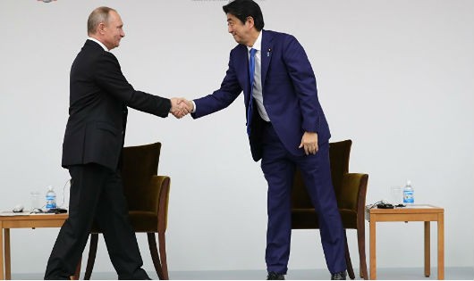 Tổng thống Nga Putin và Thủ tướng Nhật Abe tại cuộc gặp hồi tháng 9.