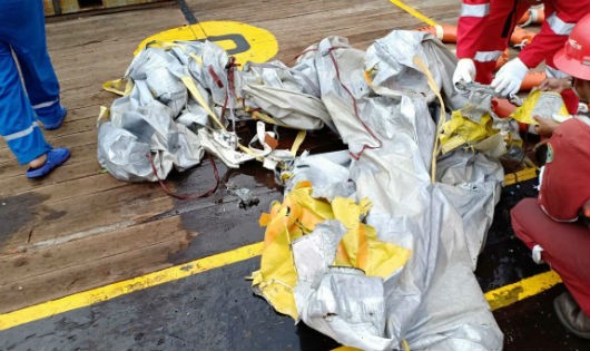 Giới chức Indonesia đã phát hiện một số vật thể nghi từ máy bay bị rơi.