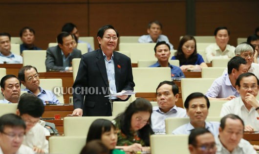 Bộ trưởng nội vụ Lê Vĩnh Tân trả lời chất vấn tại  phiên họp.