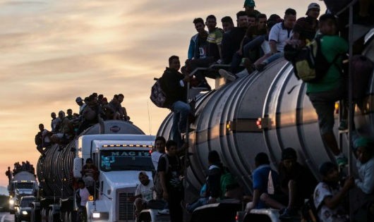 Một chiếc xe chở người nhập cư Honduras trên đường tới biên giới Mexico - Mỹ.