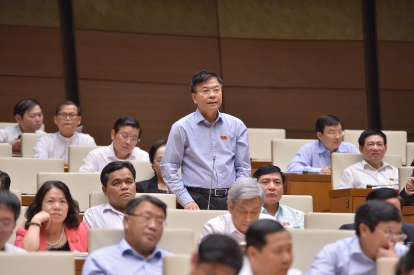 Bộ trưởng Bộ Tư pháp Lê Thành Long trả lời chất vấn tại phiên họp.