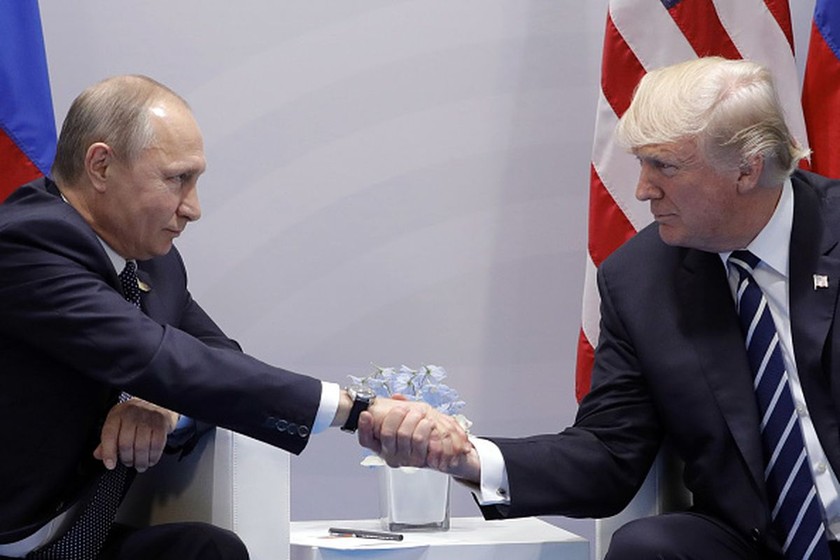 Tổng thống Nga Vladimir Putin và người đồng cấp Mỹ Donald Trump bắt tay trong cuộc gặp bên lề Hội nghị Thượng đỉnh G20. Ảnh: TASS/Báo Tin tức