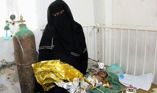 Một phụ nữ Yemen bên đứa con ốm yếu.