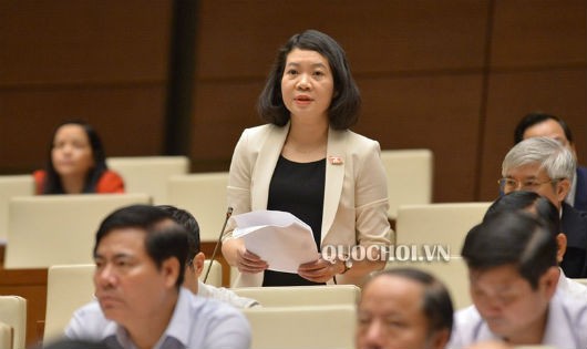 ĐB Mai Thị Phương Hoa (đoàn Nam Định) phát biểu ý kiến tại phiên họp.