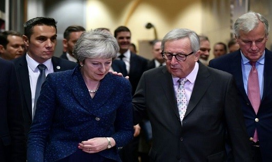 Thủ tướng Anh May và Chủ tịch Ủy ban châu Âu Juncker.