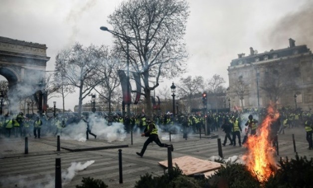Người biểu tình ở Paris đốt phá xe hơi, rào chắn...