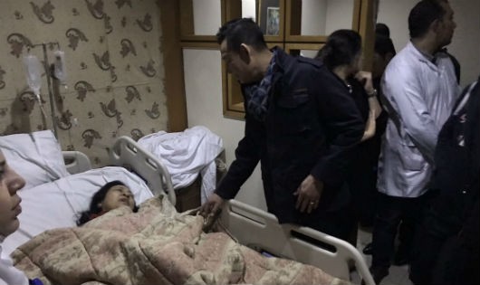 Đại sứ Việt Nam tại Ai Cập Trần Thành Công đến bệnh viện để thăm hỏi, động viên những người bị thương.