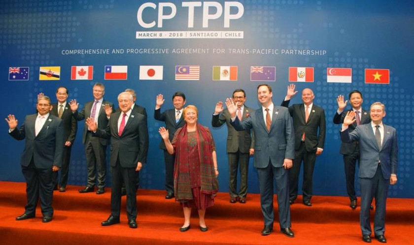 Bộ trưởng thương mại các nước thành viên CPTPP và Tổng thống Chile Michelle Bachelet (giữa) tại lễ ký Hiệp định.