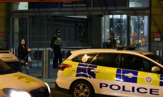 Cảnh sát Anh tại hiện trường vụ tấn công tại ga tàu Victoria ở thành phố Manchester.