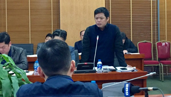 Phó Vụ trưởng Vụ Công chức viên chức Nguyễn Tư Long trả lời tại họp báo.
