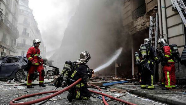 Các nhân viên cứu hỏa nỗ lực dập tắt đám cháy.