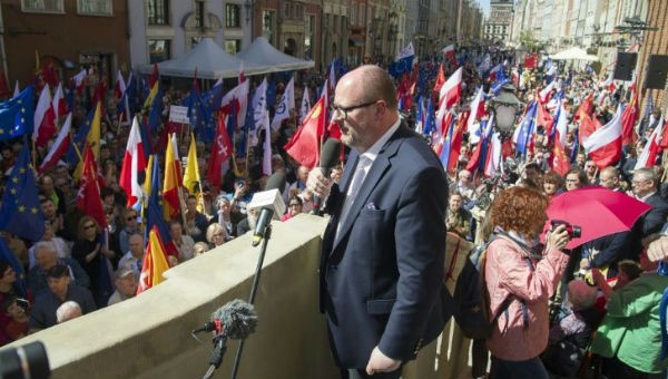 Thị trưởng Pawel Adamowicz phát biểu trước khi bị tấn công.