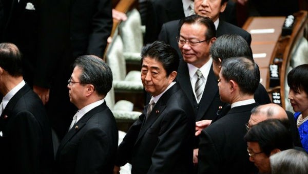 Thủ tướng Nhật Bản Shinzo Abe (ở giữa).