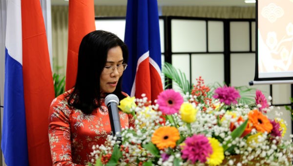 Đại sứ Việt Nam tại Hà Lan Ngô Thị Hòa phát biểu khai mạc buổi lễ
