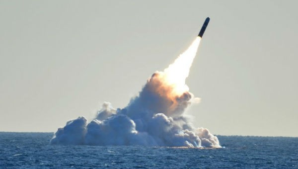 Tên lửa Trident II D5 được phóng từ tàu ngầm tại California của Mỹ.