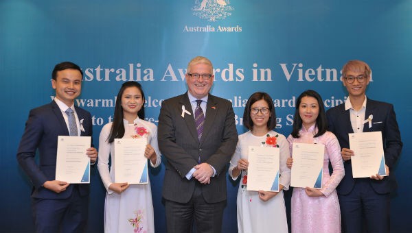 Đại sứ Chittick và các ứng viên được trao Học bổng Chính phủ Australia vòng tuyển chọn 2018. Ảnh: ĐSQ Australia tại Việt Nam.
