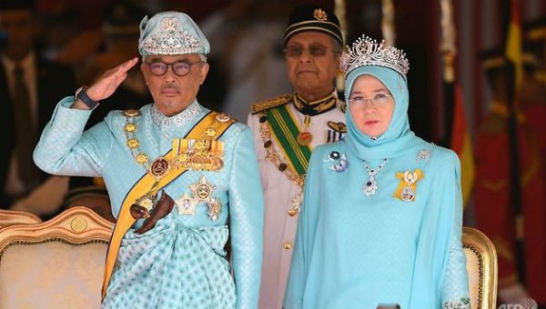 Tân Vương Malaysia và Hoàng hậu tại lễ đăng quang ngày 31/1.