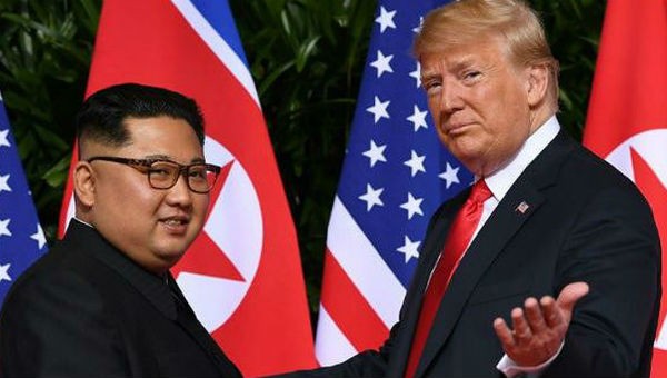 Tổng thống Mỹ và nhà lãnh đạo Triều Tiên tại cuộc gặp thượng đỉnh đầu tiên.