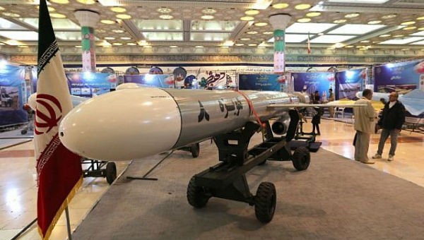 Tên lửa của Iran được trưng bày tại Tehran.
